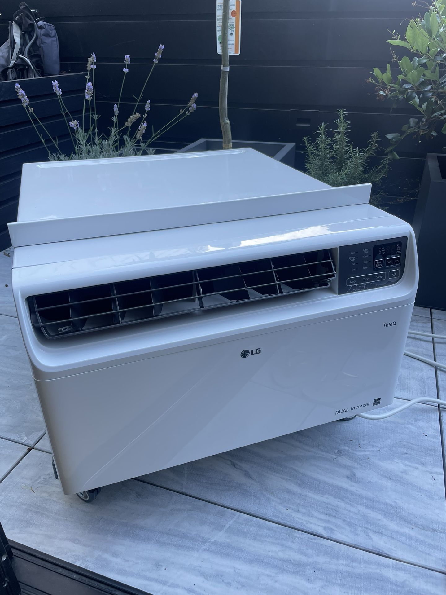 LG air conditioner 14,000 BTU, like brand new