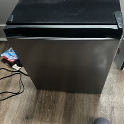 Hisense mini refrigerator 