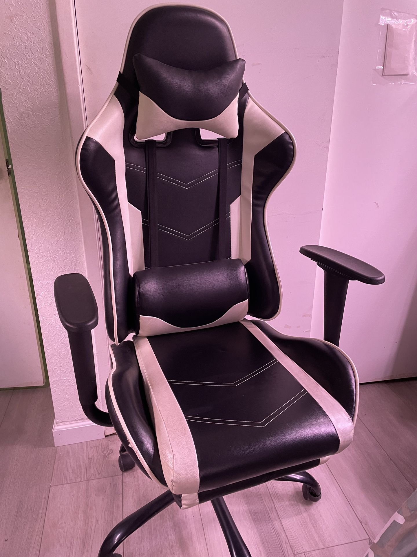 Gamer chair (Black & White)