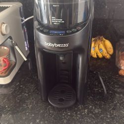 Never Used Out If Box Baby Brezzy Fórmula Mixer 