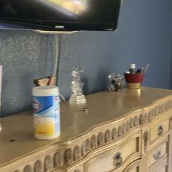 Free—-King Bed ; Mattress;2night Stands; Dresser;long Day Chair 