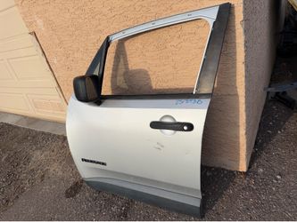 15/23 Jeep Renegade Left Front Door
