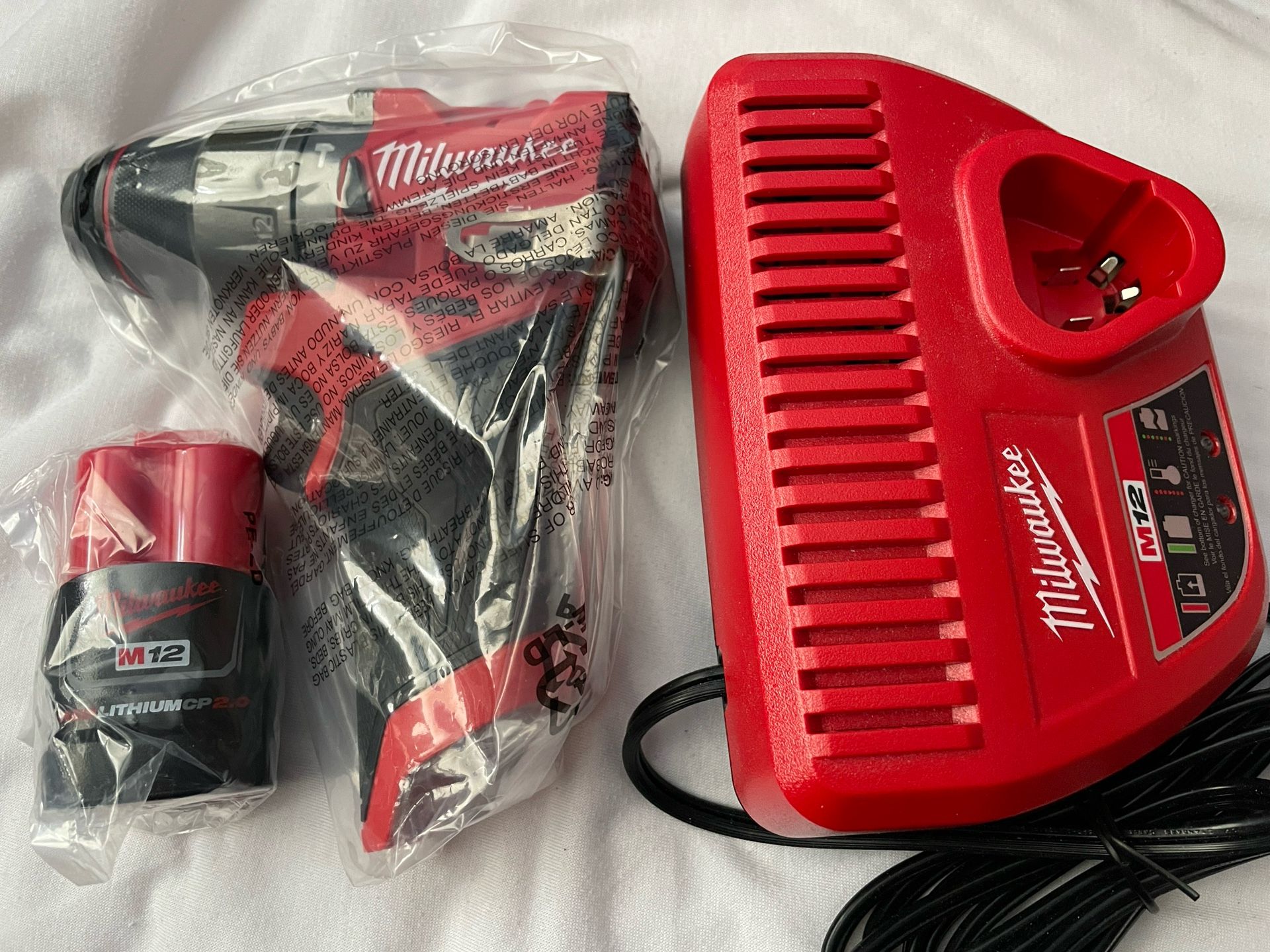 Milwaukee 3404-20 M12 Hammer drill FUEL 1/2 Chuck with 2Ah battery charger