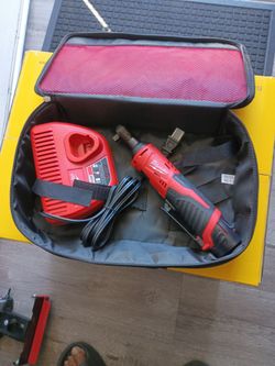Milwaukee M12 Cordless Ratchet with Charger and Bag