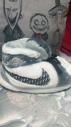 Pantunflas como zapatos Nike en colaboracion Dior