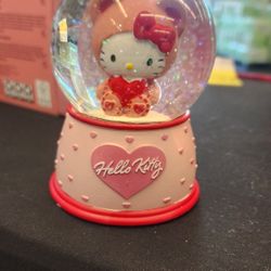 Hello Kitty Snow Globe 