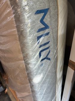 Queen Mattress- Like New -MLily Firm Mattress