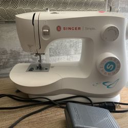 Singer Sewing Machine 