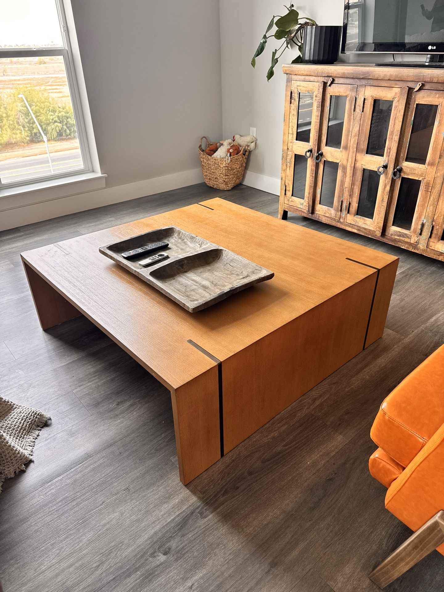 Modern Wood Coffee Table – Excellent Condition