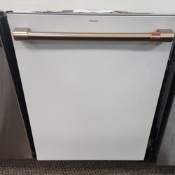 GE Café 24 in. Built-in Smart Top Control
Dishwasher in Matte White with Stainless Tub
Interior Lighting, 39 dBA