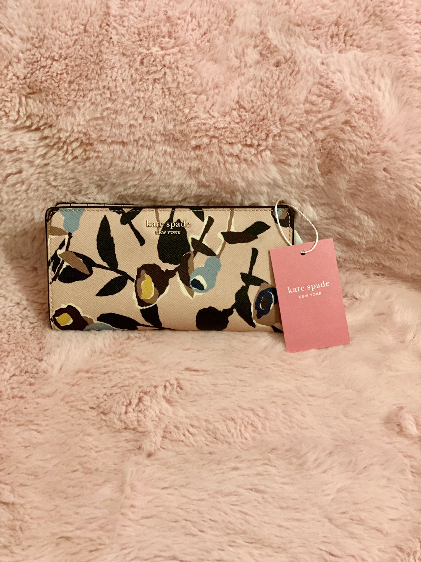 New Kate Spade Large Slim Bifold Wallet for Sale in Clifton, NJ - OfferUp