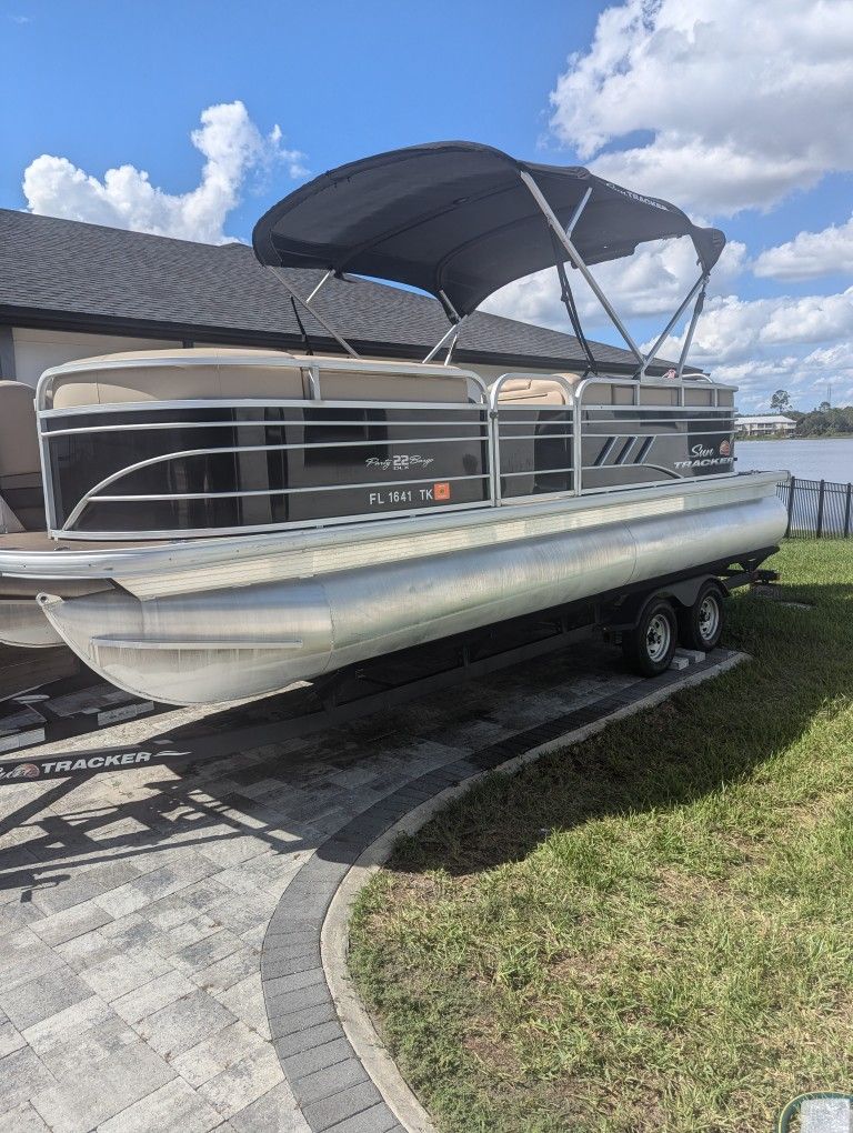 2021 Sun Tracker 22DLX