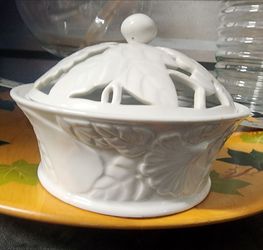 Pacific Rim White Ceramic Potpourri Holder Leaf Design