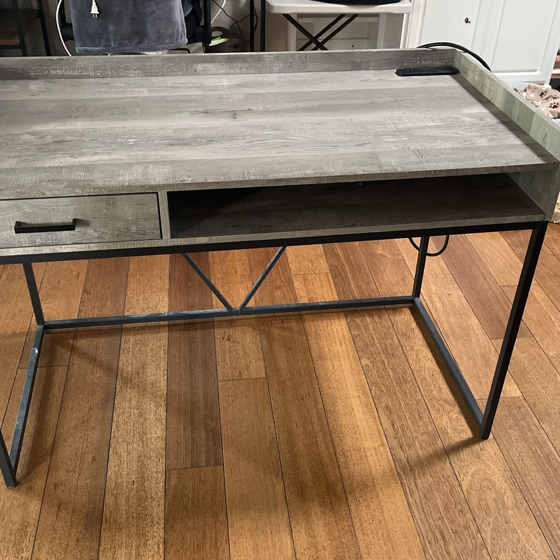 Desk With Built In Plug