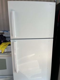 Insignia Top-Freezer Refrigerator White