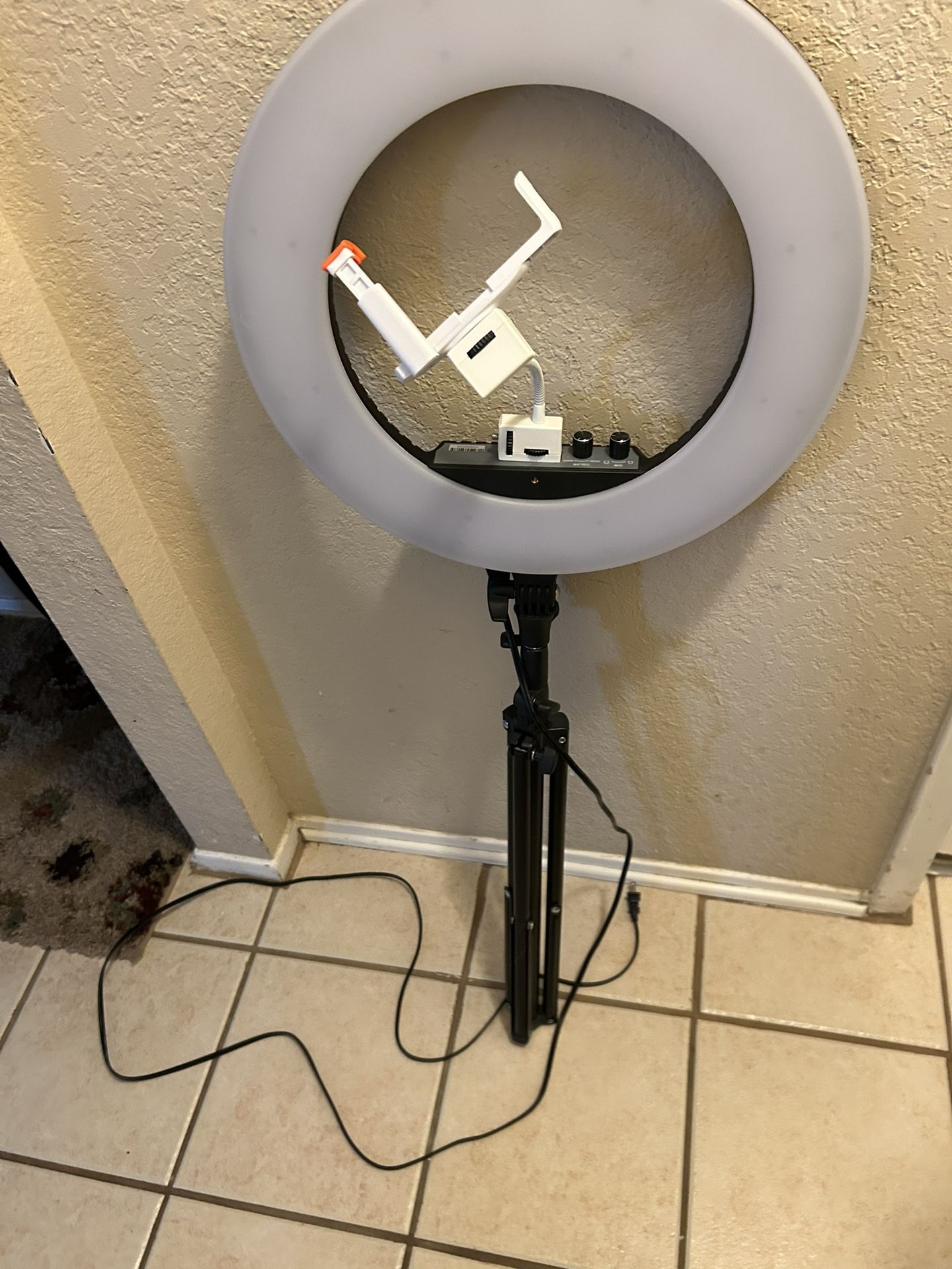 Ring Light Adjusts To 45" H