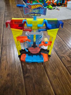 Used. Like new. Hot Wheels® Stunt & Splash Car Wash™, play set. Model: GRW37. No box. no car.Price is firm