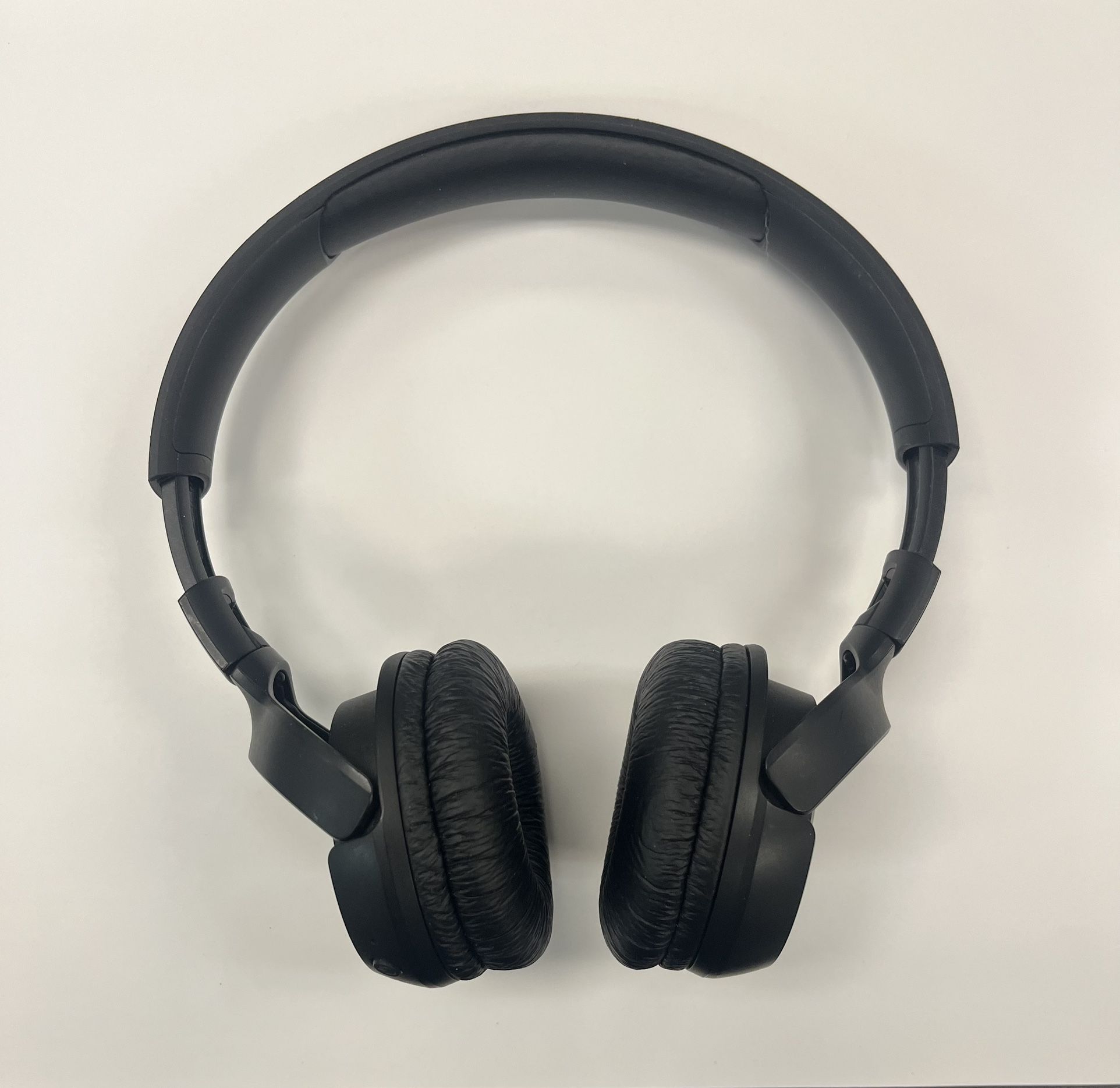 Earmuffs - JBL Tune Bluetooth Wireless On-Ear Headphones. In Very Good Working Condition.