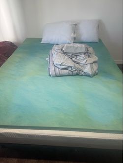 Full sized memory foam bed. Complete set