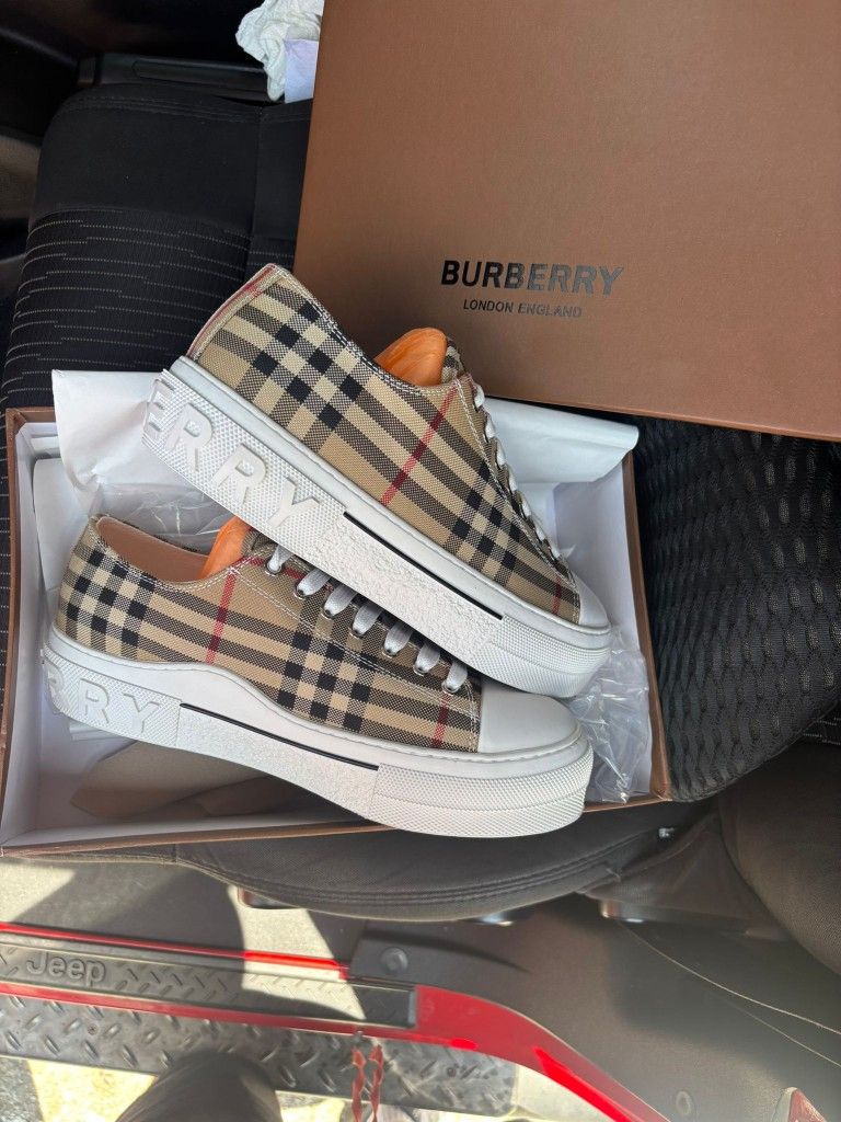 Burberry Shoes 260
