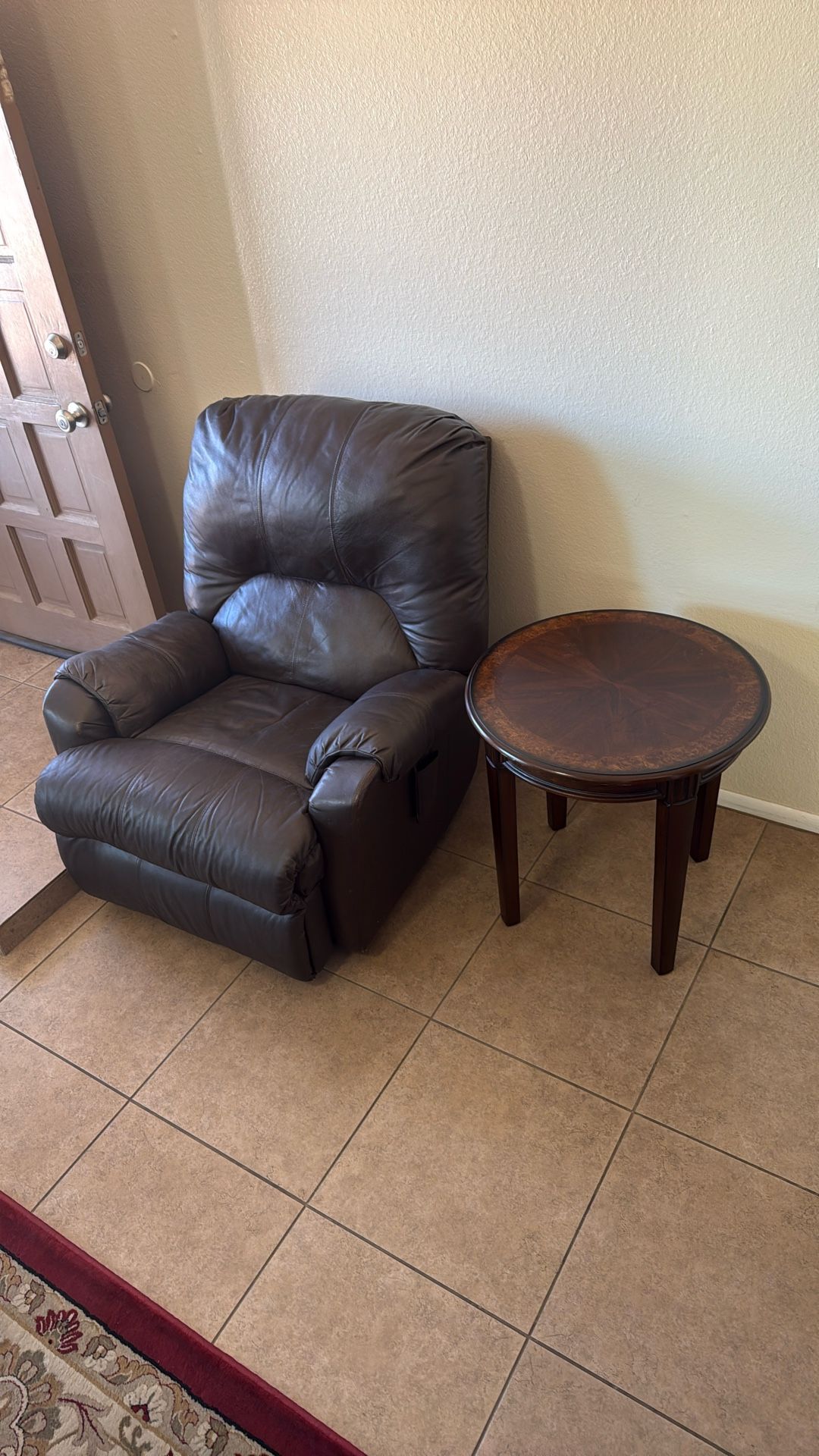 Recliner / Wood Table