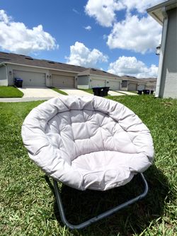 White Round Folding Chair – 36.5” x 30.5”