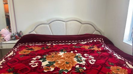 KING SIZE WHITE BED FRAME WOTH LED LIGHTS