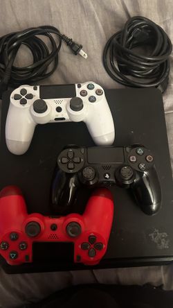 Ps4 Slim w/ 3 controllers
