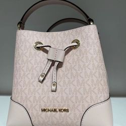 Micheal Kors Mercer Small Bucket Messenger in Signature Powder Blush Bag