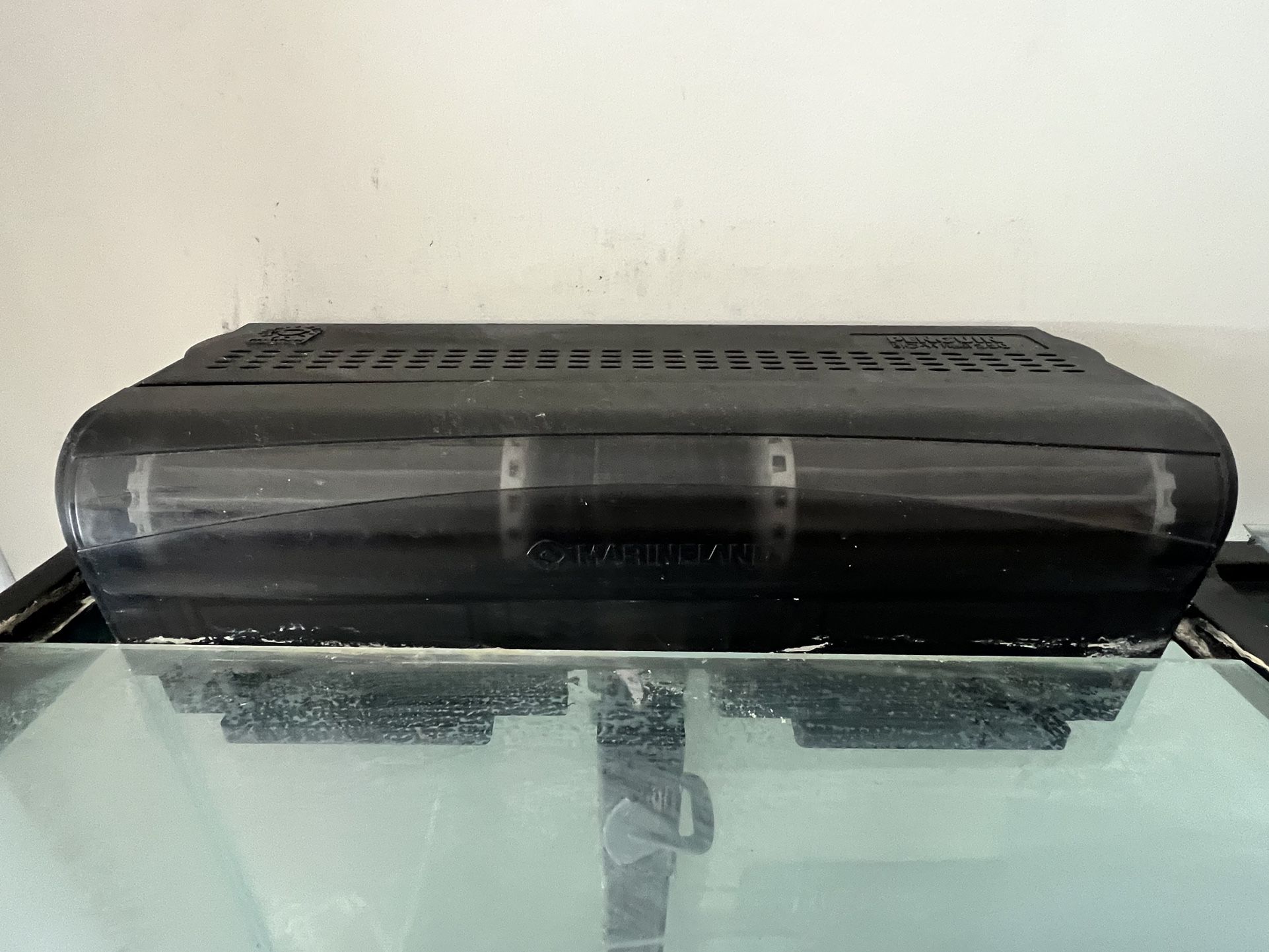 60 Gal. Fish Tank And The Fixture( Comes With Full Set)