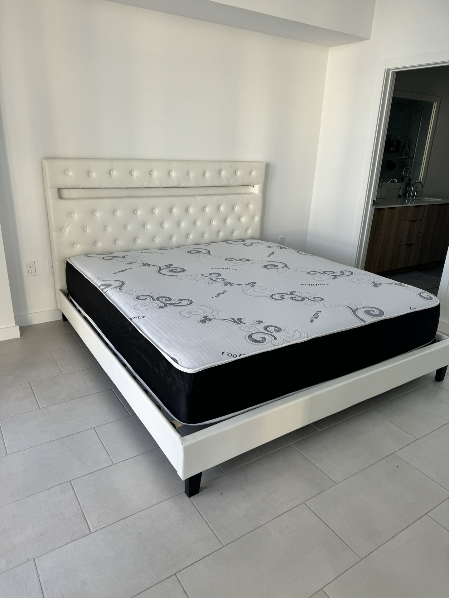 Brand New King Bed Frame with Mattress / Cama King con...