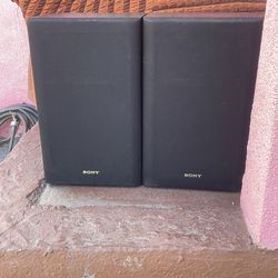 It’s 2  Sony speakers in good condition a little bit dusty make me an offer