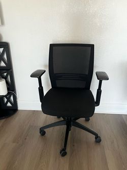 Ergonomic Mesh Office Chair – Adjustable Armrests – Excellent Condition