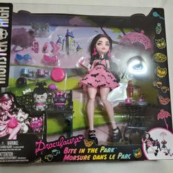 The Monster High Draculaura Bite in the Park Playset pets, Spider-webbed Bench