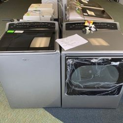 WHIRLPOOL WASHER AND GAS DRYER SET U8