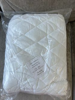 Brand new Queen/Full size Mattress Pad (60”x80”x15”)