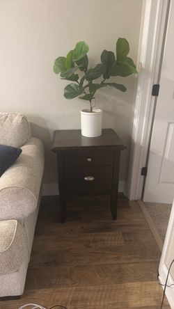 Goes with dresser and mirror