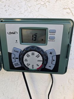 Automatic garden water dispenser