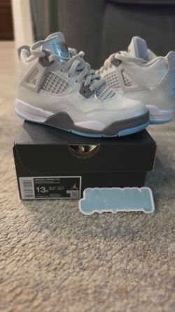 Jordan 4 Retro "Cool Grey"
Kids Size 13C.. almost brand new, worn few times