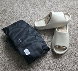 Yeezy Slides vanilla size 11