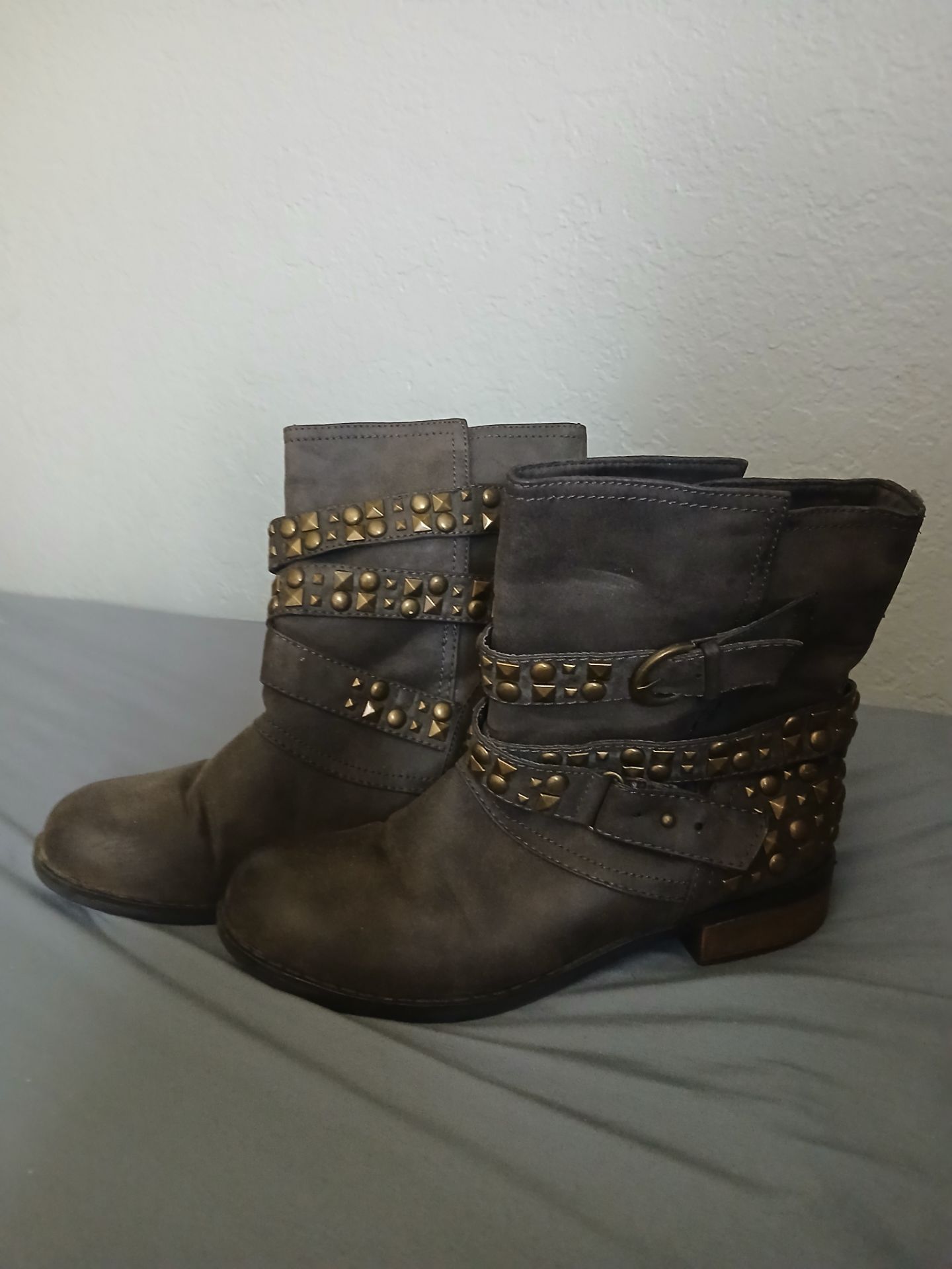 Boots size 9
