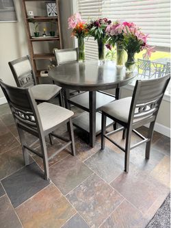 Round table with 4 chairs
