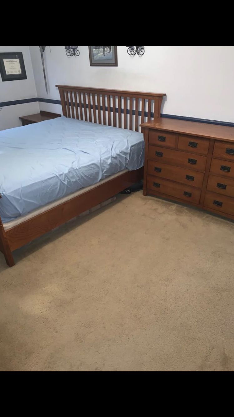 Cal king bedroom set n mattress clean