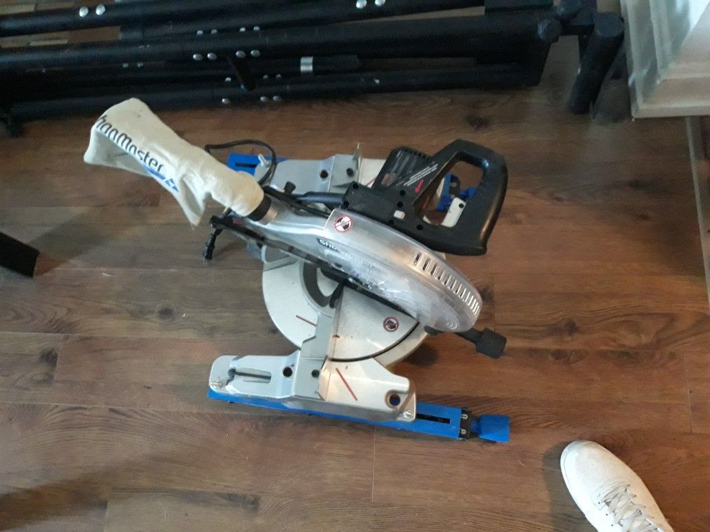 10" sliding miter compound saw like new