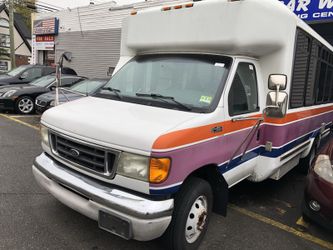 2003 Ford e- 450 bus handicap lift 79000 low miles DIESEL ENGINE