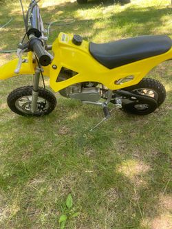 Yellow mini dirt bike Coolster QG-50 with a 49cc 2-stroke eng