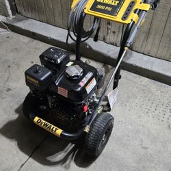 Dewalt 3600 PSI 2.5 GPM Gas Cold Water Professional Pressure Washer with HONDA GX200 Engine