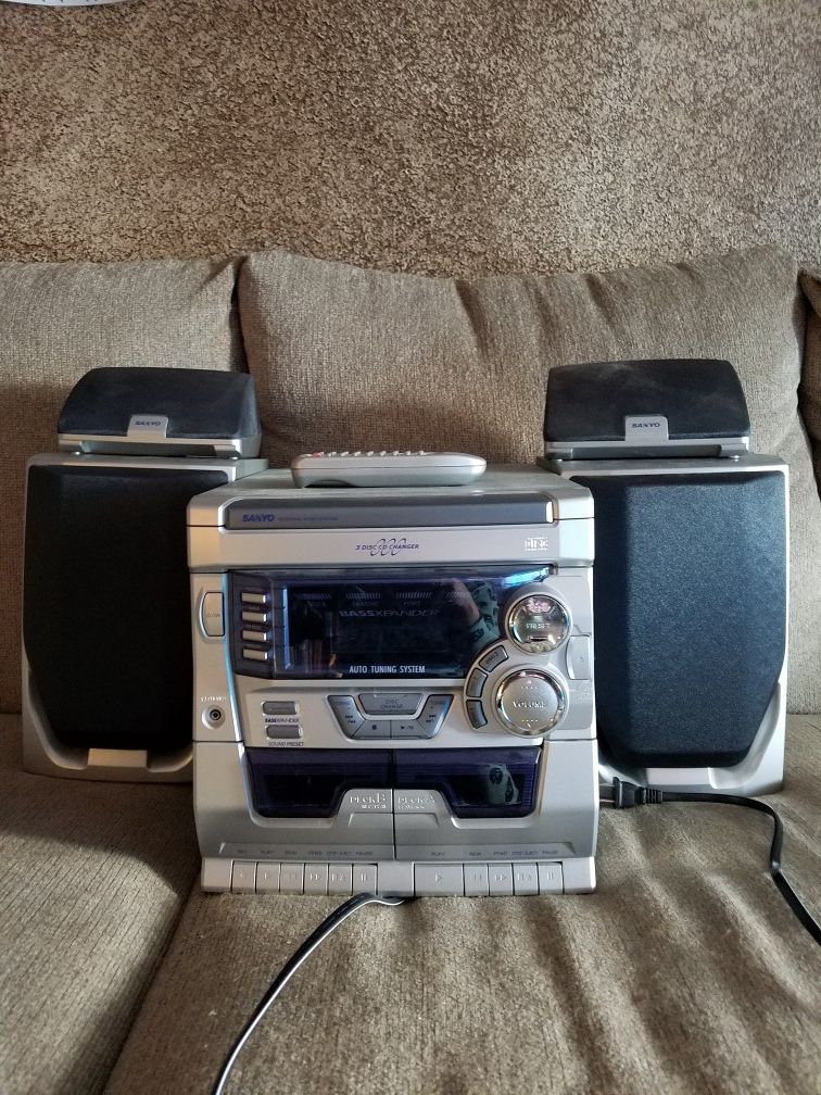 Sanyo 3 disc changer with surround speakers