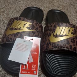 NWT Women's Nike Slides.. Size 11 