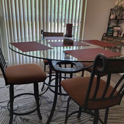 Beautiful Dining Table for Sale Only 250$